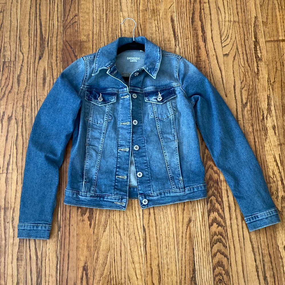 Denizen by Levi’s classic denim jacket size small